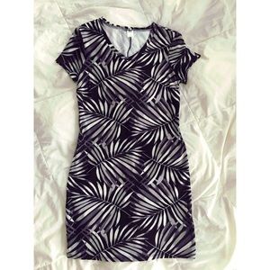 Old Navy Black and White Print T-Shirt Dress